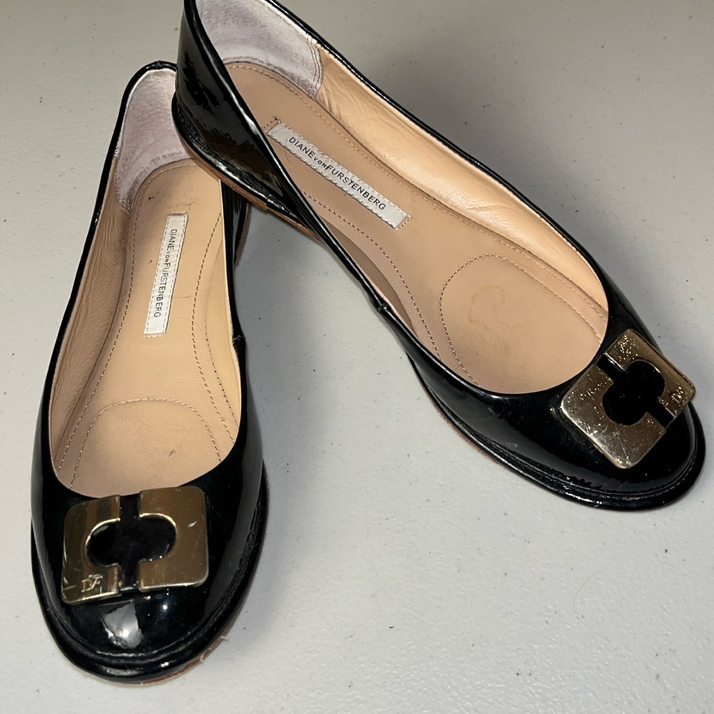 Diane von Furstenberg flat shoes black patten leather shoes elegant 8.5M